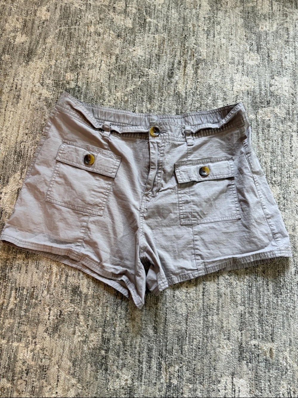 Vuori women’s Light Gray Women's Casual Pocket Shorts - size XL